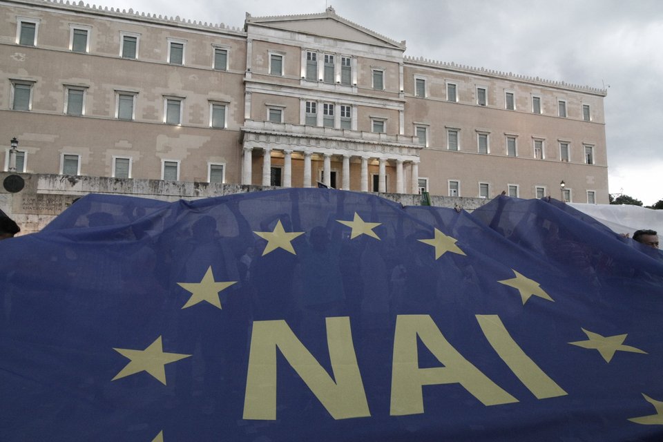 Χιλιάδες διαδηλωτές στο Σύνταγμα: Φώναξαν μέσα στη βροχή υπέρ του «ναι» στο δημοψήφισμα [εικόνες & βίντεο] | iefimerida.gr 17