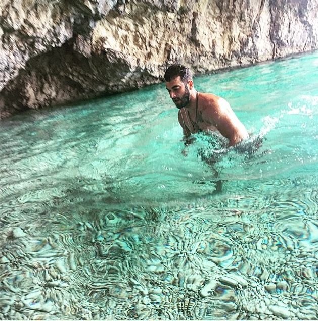 Η αδελφή της Χοψονίδου βάζει φωτιά στο Ιντερνετ -Με μαγιό και τον Μάνο Ιωάννου αγκαλιά [εικόνες] | iefimerida.gr 1