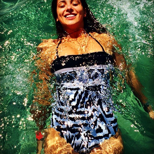 Η αδελφή της Χοψονίδου βάζει φωτιά στο Ιντερνετ -Με μαγιό και τον Μάνο Ιωάννου αγκαλιά [εικόνες] | iefimerida.gr 2