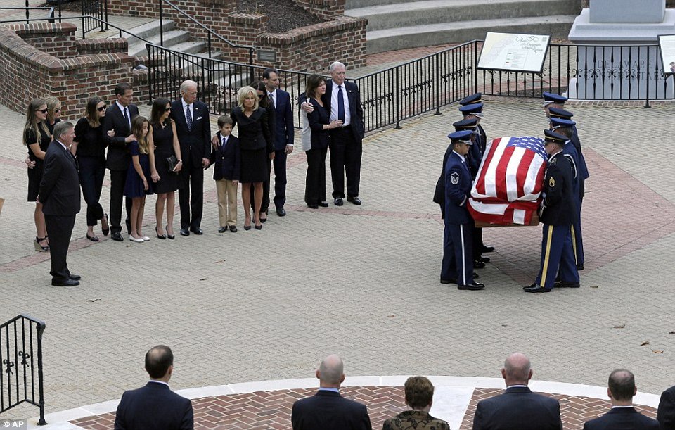 «Κατέρρευσε» ο Τζο Μπάιντεν στην κηδεία του γιου του [εικόνες] | iefimerida.gr 4