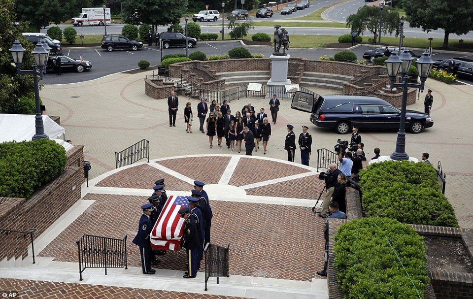 «Κατέρρευσε» ο Τζο Μπάιντεν στην κηδεία του γιου του [εικόνες] | iefimerida.gr 6