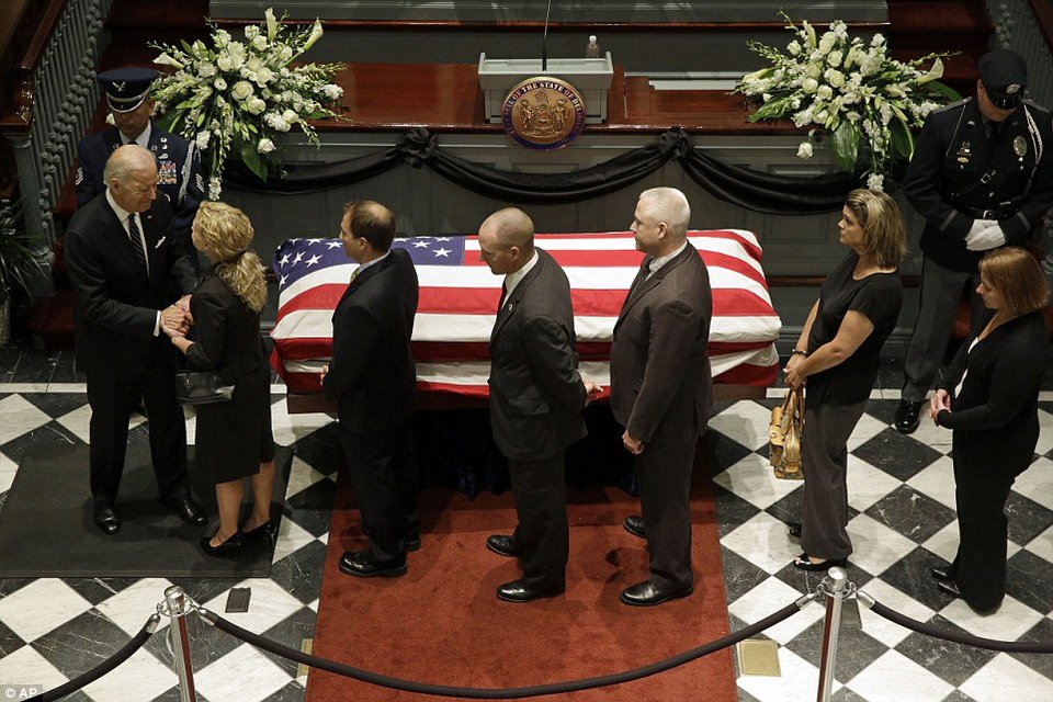 «Κατέρρευσε» ο Τζο Μπάιντεν στην κηδεία του γιου του [εικόνες] | iefimerida.gr 7