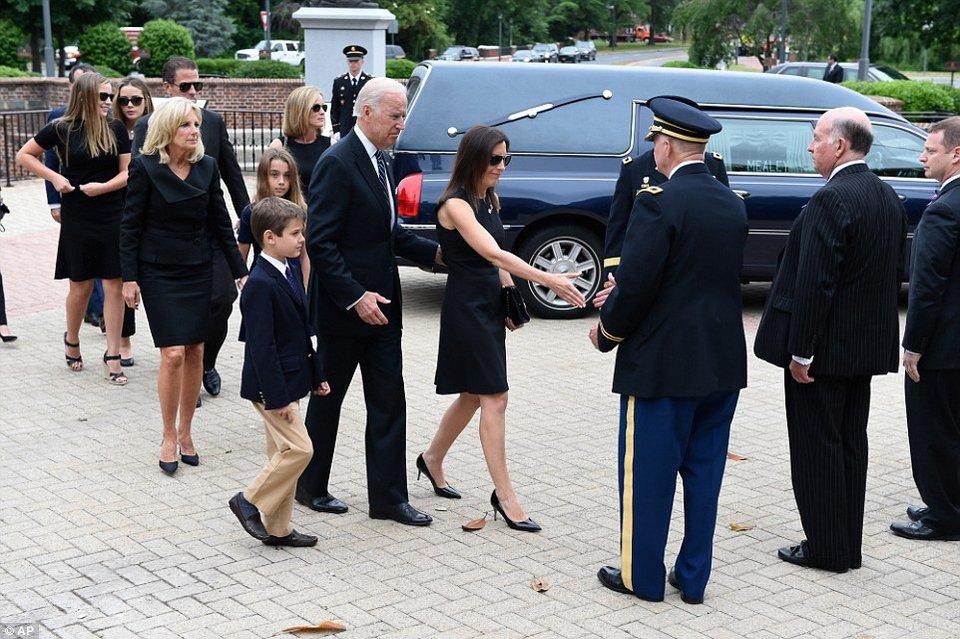 «Κατέρρευσε» ο Τζο Μπάιντεν στην κηδεία του γιου του [εικόνες] | iefimerida.gr 1