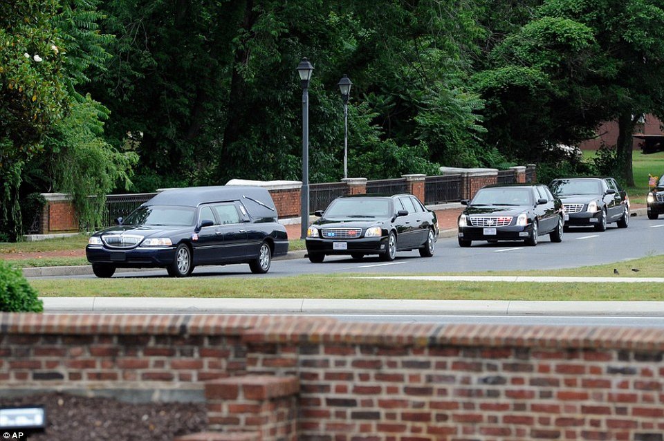 «Κατέρρευσε» ο Τζο Μπάιντεν στην κηδεία του γιου του [εικόνες] | iefimerida.gr 0