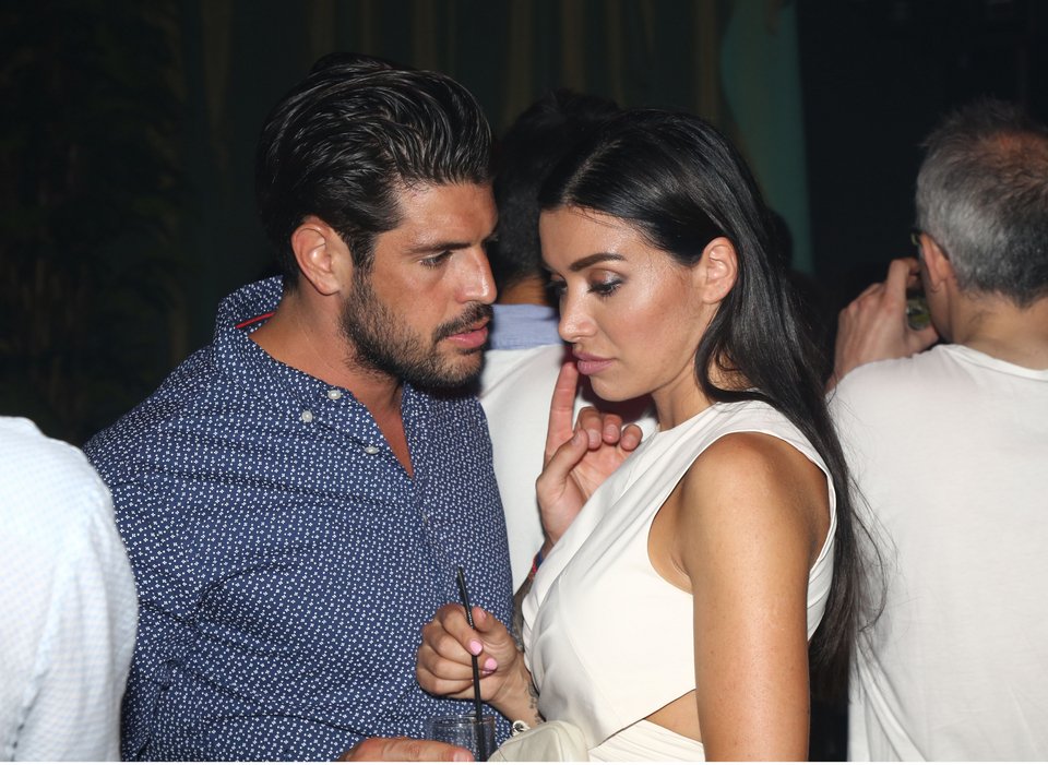 Η Ολγα Φαρμάκη τσακώνεται με τον σύντροφό της στα μπουζούκια [εικόνες] | iefimerida.gr 0