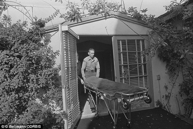 Η Μέριλιν Μονρόε είχε πλαστικό στήθος και ψεύτικα δόντια: Τι αποκαλύπτει το γραφείο που είχε αναλάβει την κηδεία της [εικόνες] | iefimerida.gr 3