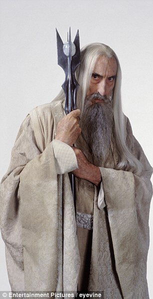 Πολέμησε, έγινε μυστικός πράκτορας, είδε δημόσια εκτέλεση με γκιλοτίνα: Η απίστευτη ζωή του Κρίστοφερ Λι [εικόνες] | iefimerida.gr 6