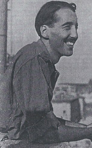 Πολέμησε, έγινε μυστικός πράκτορας, είδε δημόσια εκτέλεση με γκιλοτίνα: Η απίστευτη ζωή του Κρίστοφερ Λι [εικόνες] | iefimerida.gr 1