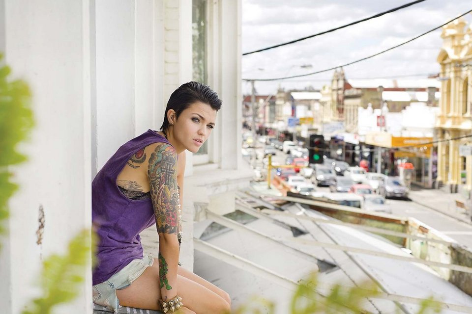 Η Ρούμπι Ρόουζ είναι το πρότυπο του ανδρόγυνου λουκ: Παίζει με το φύλο και το μυαλό μας [εικόνες & βίντεο] | iefimerida.gr 2