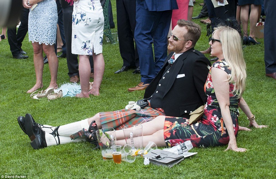 Ρεζιλίκια στις θρυλικές ιπποδρομίες του Ασκοτ: Μεθυσμένες κυρίες με καπέλα εκτός εαυτού [εικόνες] | iefimerida.gr 14