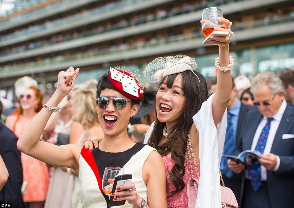 Ρεζιλίκια στις θρυλικές ιπποδρομίες του Ασκοτ: Μεθυσμένες κυρίες με καπέλα εκτός εαυτού [εικόνες] | iefimerida.gr 0