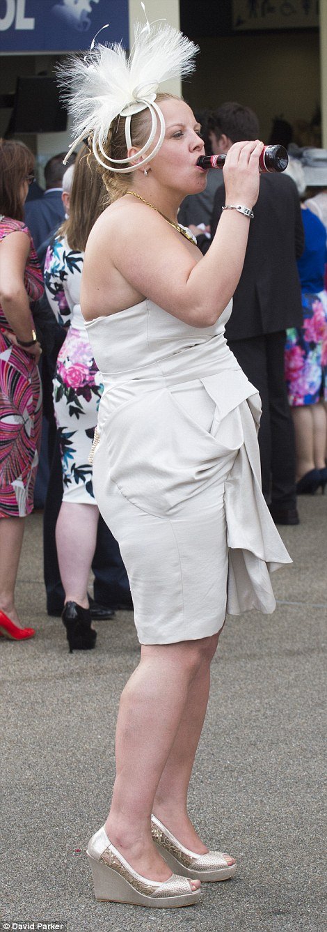 Ρεζιλίκια στις θρυλικές ιπποδρομίες του Ασκοτ: Μεθυσμένες κυρίες με καπέλα εκτός εαυτού [εικόνες] | iefimerida.gr 1