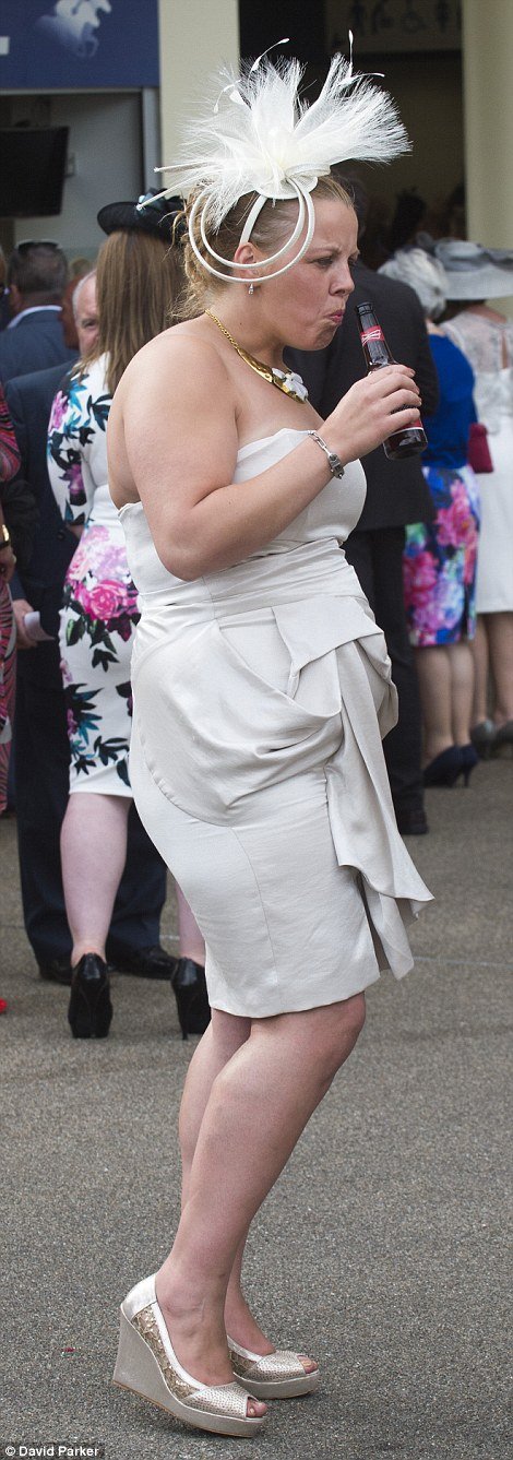 Ρεζιλίκια στις θρυλικές ιπποδρομίες του Ασκοτ: Μεθυσμένες κυρίες με καπέλα εκτός εαυτού [εικόνες] | iefimerida.gr 2