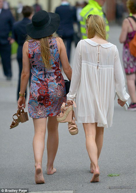 Ρεζιλίκια στις θρυλικές ιπποδρομίες του Ασκοτ: Μεθυσμένες κυρίες με καπέλα εκτός εαυτού [εικόνες] | iefimerida.gr 17