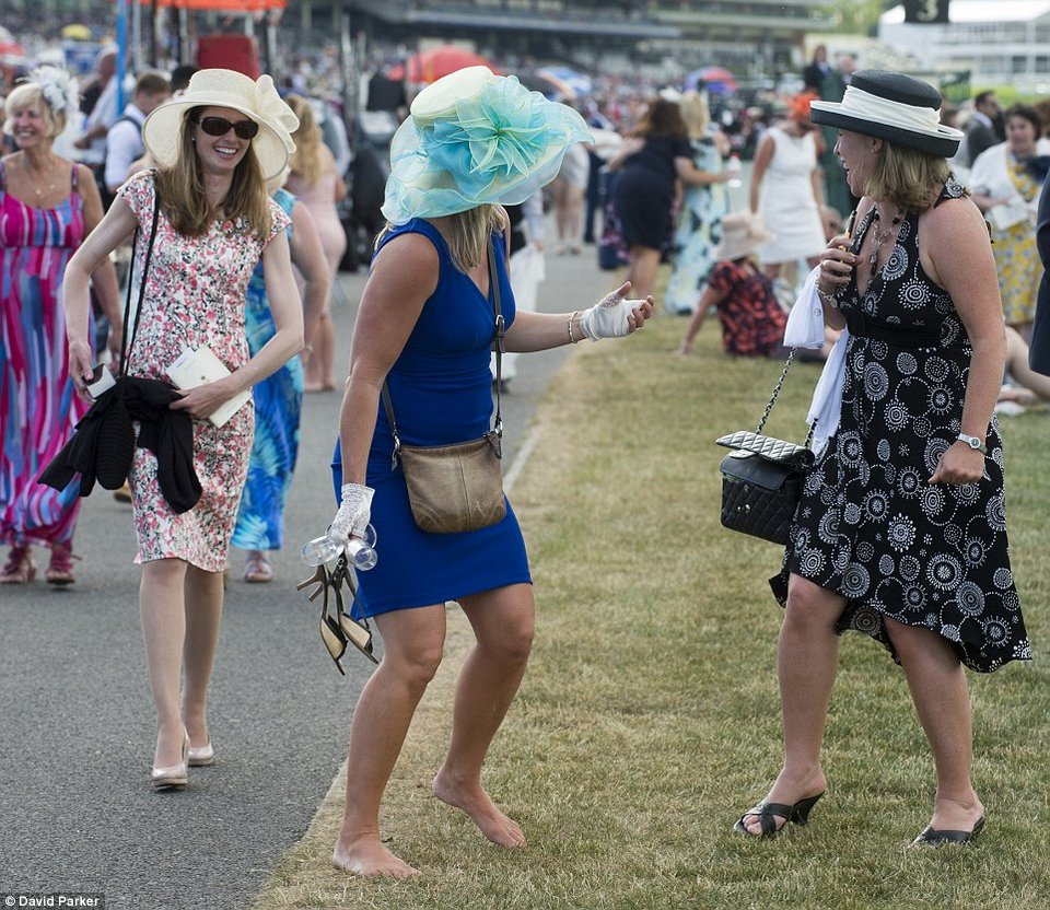 Ρεζιλίκια στις θρυλικές ιπποδρομίες του Ασκοτ: Μεθυσμένες κυρίες με καπέλα εκτός εαυτού [εικόνες] | iefimerida.gr 9
