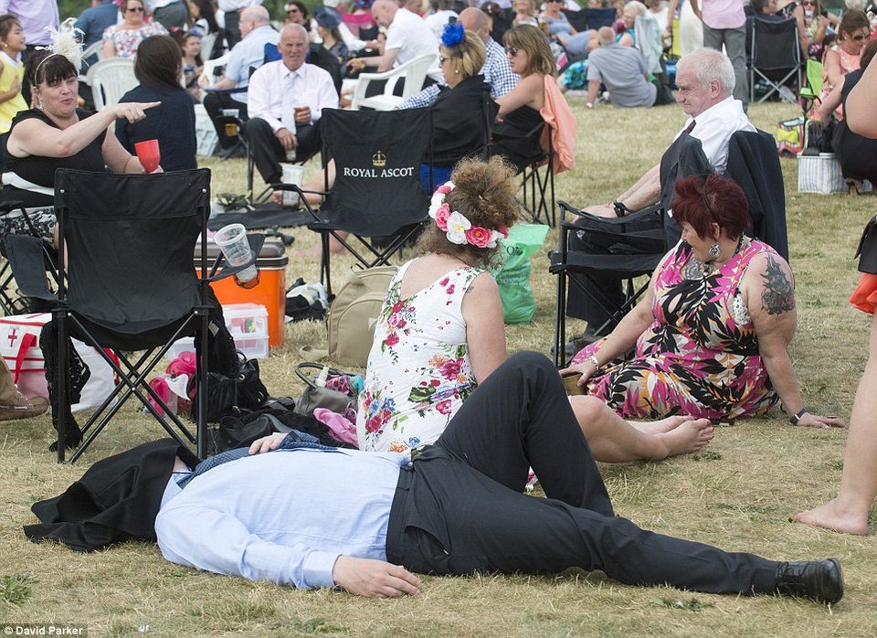 Ρεζιλίκια στις θρυλικές ιπποδρομίες του Ασκοτ: Μεθυσμένες κυρίες με καπέλα εκτός εαυτού [εικόνες] | iefimerida.gr 8