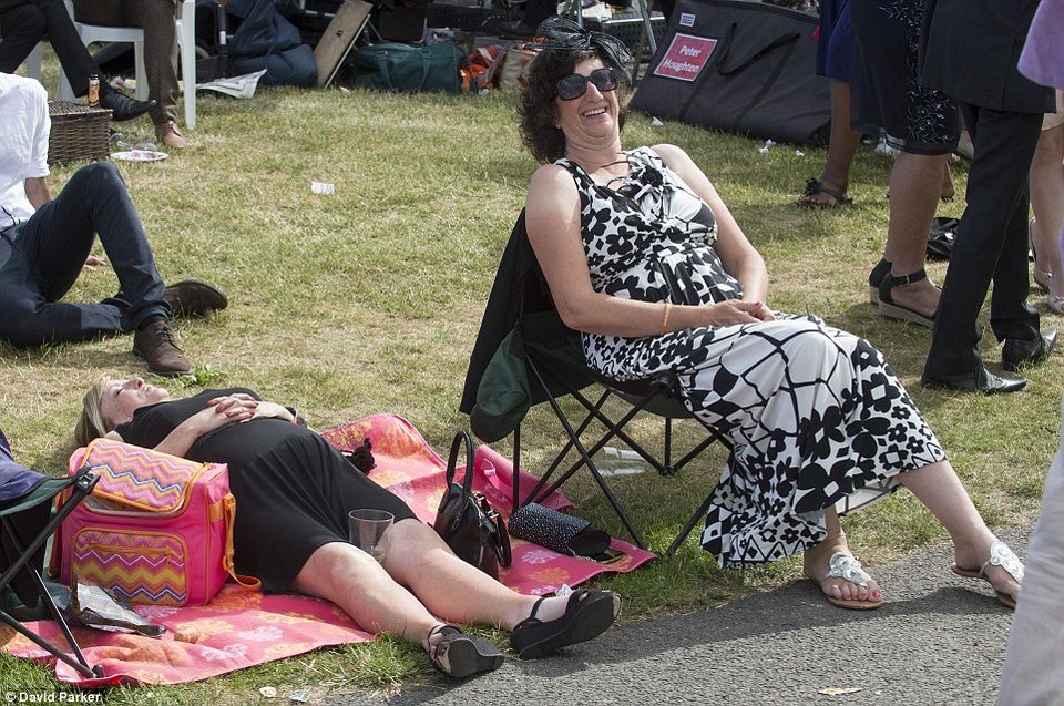 Ρεζιλίκια στις θρυλικές ιπποδρομίες του Ασκοτ: Μεθυσμένες κυρίες με καπέλα εκτός εαυτού [εικόνες] | iefimerida.gr 11