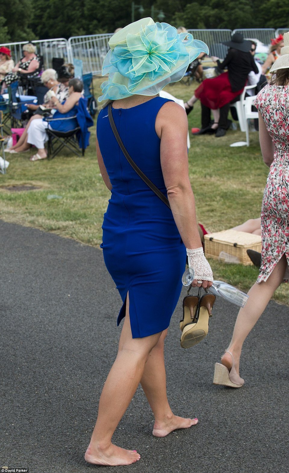 Ρεζιλίκια στις θρυλικές ιπποδρομίες του Ασκοτ: Μεθυσμένες κυρίες με καπέλα εκτός εαυτού [εικόνες] | iefimerida.gr 10