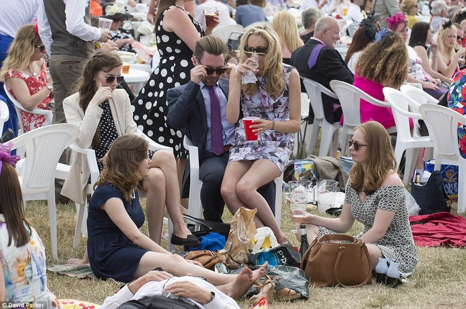 Ρεζιλίκια στις θρυλικές ιπποδρομίες του Ασκοτ: Μεθυσμένες κυρίες με καπέλα εκτός εαυτού [εικόνες] | iefimerida.gr 4