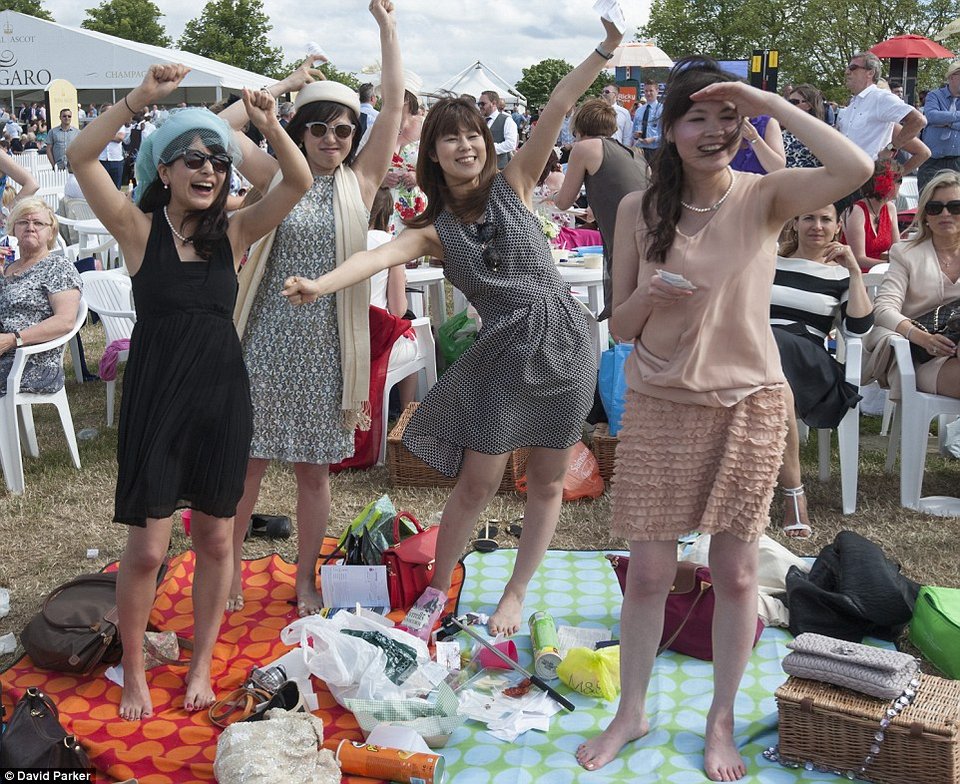 Ρεζιλίκια στις θρυλικές ιπποδρομίες του Ασκοτ: Μεθυσμένες κυρίες με καπέλα εκτός εαυτού [εικόνες] | iefimerida.gr 6