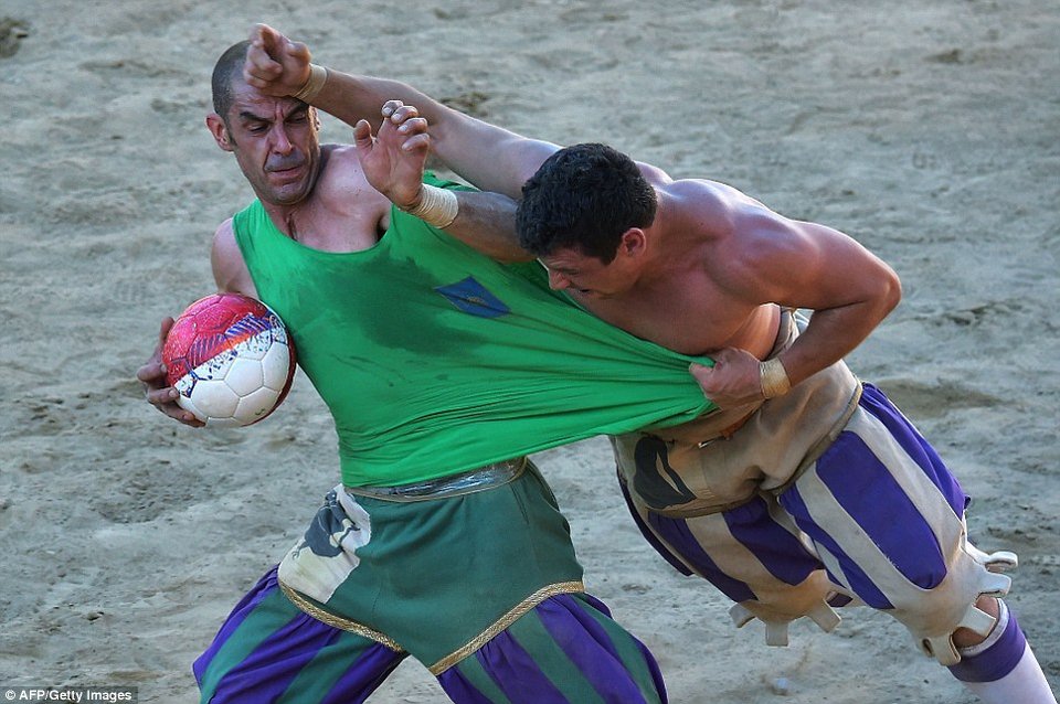 Το πιο βίαιο σπορ του κόσμου: Ετήσιος αγώνας ποδοσφαίρου με ημίγυμνους παίκτες να δέρνονται στο γήπεδο [εικόνες & βίντεο] | iefimerida.gr 1