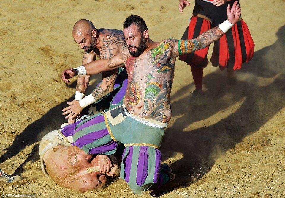 Το πιο βίαιο σπορ του κόσμου: Ετήσιος αγώνας ποδοσφαίρου με ημίγυμνους παίκτες να δέρνονται στο γήπεδο [εικόνες & βίντεο] | iefimerida.gr 8