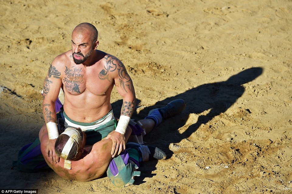 Το πιο βίαιο σπορ του κόσμου: Ετήσιος αγώνας ποδοσφαίρου με ημίγυμνους παίκτες να δέρνονται στο γήπεδο [εικόνες & βίντεο] | iefimerida.gr 9