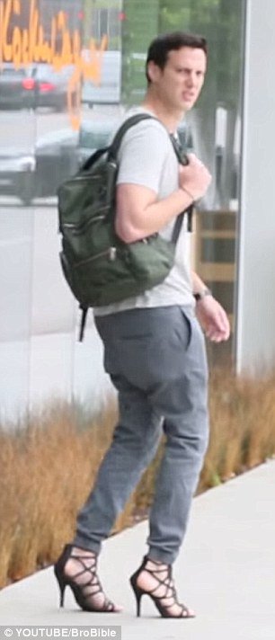 Αντρας δοκιμάζει γυναικείες γόβες για 12 ώρες: Ο πόνος είναι αφόρητος, πώς αντέχετε; [εικόνες & βίντεο] | iefimerida.gr 2