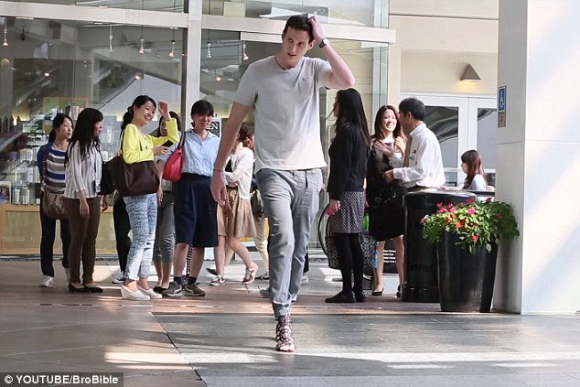 Αντρας δοκιμάζει γυναικείες γόβες για 12 ώρες: Ο πόνος είναι αφόρητος, πώς αντέχετε; [εικόνες & βίντεο] | iefimerida.gr 1