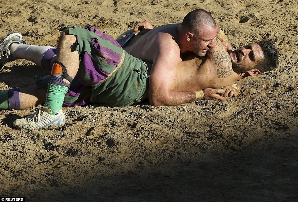 Το πιο βίαιο σπορ του κόσμου: Ετήσιος αγώνας ποδοσφαίρου με ημίγυμνους παίκτες να δέρνονται στο γήπεδο [εικόνες & βίντεο] | iefimerida.gr 13