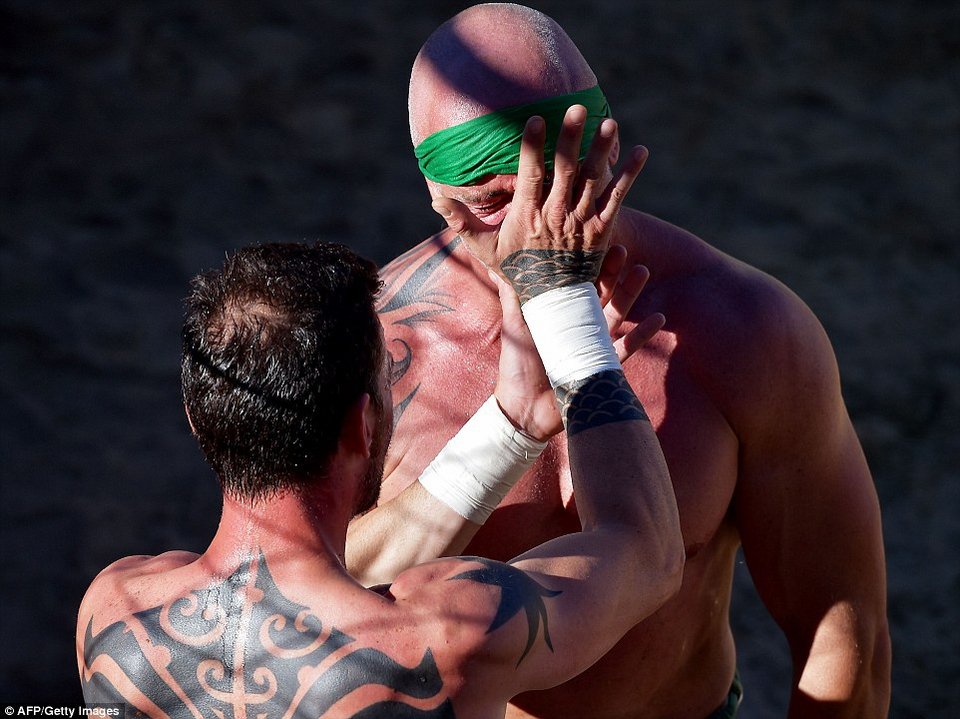 Το πιο βίαιο σπορ του κόσμου: Ετήσιος αγώνας ποδοσφαίρου με ημίγυμνους παίκτες να δέρνονται στο γήπεδο [εικόνες & βίντεο] | iefimerida.gr 16