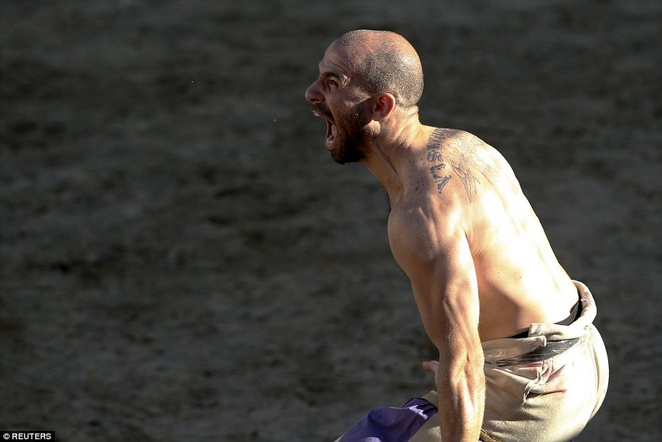 Το πιο βίαιο σπορ του κόσμου: Ετήσιος αγώνας ποδοσφαίρου με ημίγυμνους παίκτες να δέρνονται στο γήπεδο [εικόνες & βίντεο] | iefimerida.gr 10