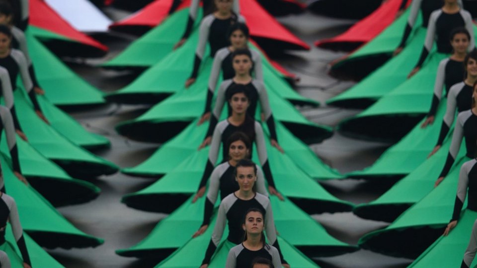 Καρέ-καρέ η τελετή έναρξης στο Μπακού: Ολική έκλειψη ηλίου, σεισμός γεννά ένα βουνό, η αγάπη θριαμβεύει [βίντεο και εικόνες] | iefimerida.gr 2