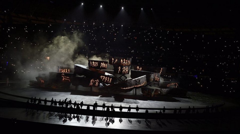 Καρέ-καρέ η τελετή έναρξης στο Μπακού: Ολική έκλειψη ηλίου, σεισμός γεννά ένα βουνό, η αγάπη θριαμβεύει [βίντεο και εικόνες] | iefimerida.gr 13