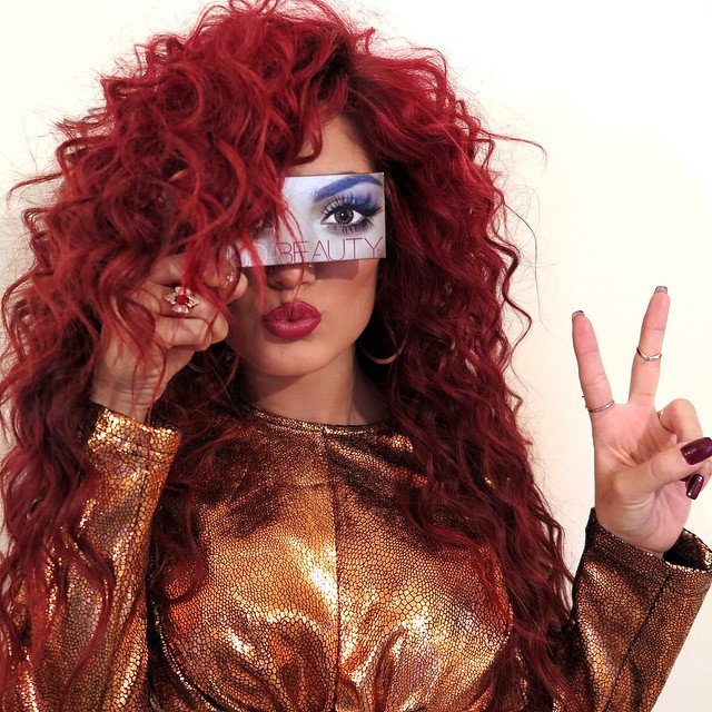 Η καλλονή ποπ σταρ που εμπνέει τους Κούρδους να πολεμήσουν το ISIS [εικόνες] | iefimerida.gr 0