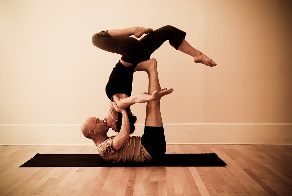 Acro yoga και couples yoga: Η νέα μανία των ζευγαριών -Κατά πόσο μπορεί να κάνει τη σχέση τους πιο σταθερή [εικόνες] | iefimerida.gr 5