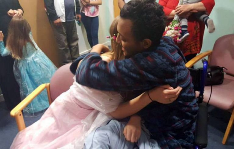 16χρονη εκπλήρωσε την τελευταία επιθυμία του αγοριού της και τον παντρεύτηκε λίγες ημέρες πριν πεθάνει [εικόνες] | iefimerida.gr 1