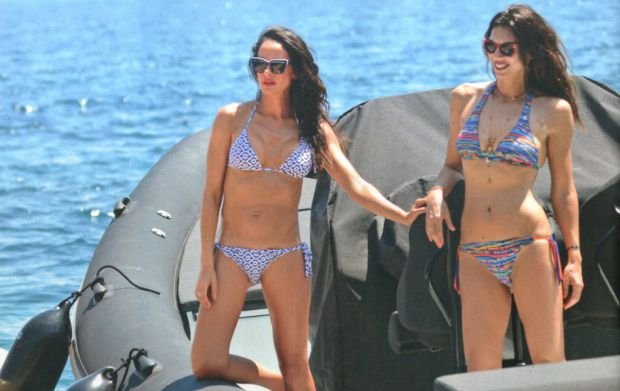 Ελληνίδες μάνες και κορμάρες - Σοφία Παθέκα και Εύη Αδάμ «αναστάτωσαν» τον Πόρο [εικόνες] | iefimerida.gr 1