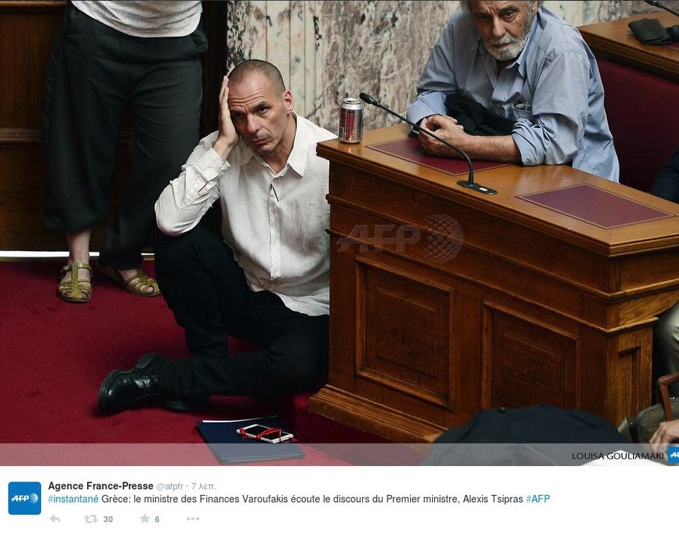 Ο Βαρουφάκης στα πατώματα για να τραβήξει την προσοχή... [εικόνες] | iefimerida.gr 0