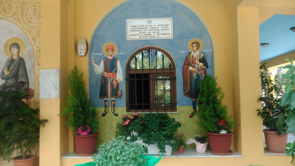 Αγιογραφίες με ελληνικές παραδοσιακές στολές [εικόνες] | iefimerida.gr 3