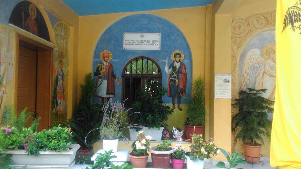 Αγιογραφίες με ελληνικές παραδοσιακές στολές [εικόνες] | iefimerida.gr 4