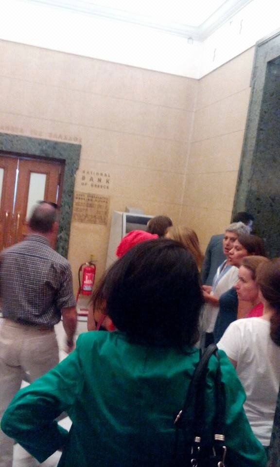 Απίστευτο: Υπουργοί και βουλευτές του ΣΥΡΙΖΑ σπρώχνονται στο ΑΤΜ της βουλής για να βγάλουν λεφτά [εικόνες] | iefimerida.gr 7