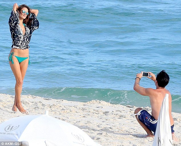 Η Αλεσάντρα Αμπρόσιο με καυτό μαγιό και πολλές μελανιές [εικόνες]  | iefimerida.gr 4