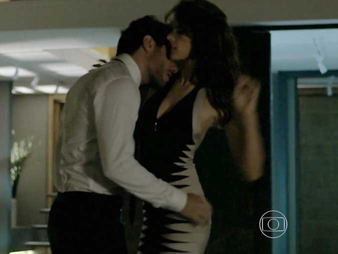 Καυτές σκηνές με πρωταγωνίστρια την Αλεσάντρα Αμπρόζιο [εικόνες] | iefimerida.gr 0