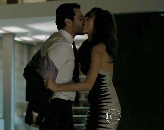 Καυτές σκηνές με πρωταγωνίστρια την Αλεσάντρα Αμπρόζιο [εικόνες] | iefimerida.gr 1