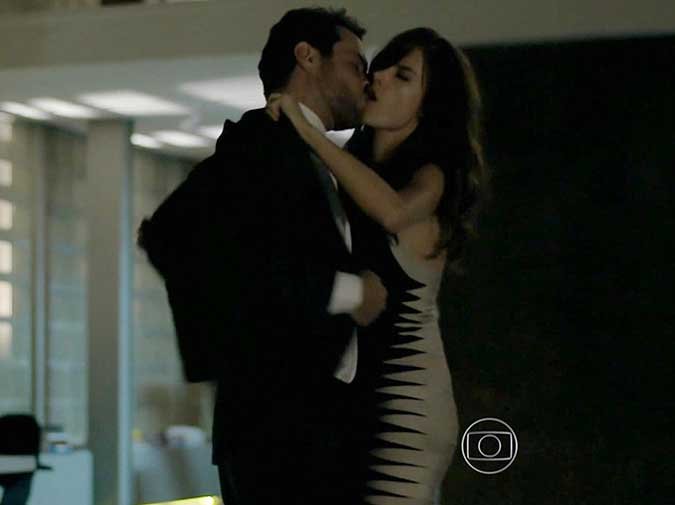 Καυτές σκηνές με πρωταγωνίστρια την Αλεσάντρα Αμπρόζιο [εικόνες] | iefimerida.gr 2