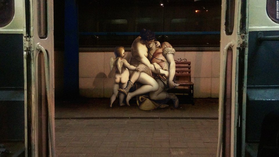 Αγγελοι κατέβηκαν στη γη -Μια γροθιά στη θρησκεία [εικόνες] | iefimerida.gr 5