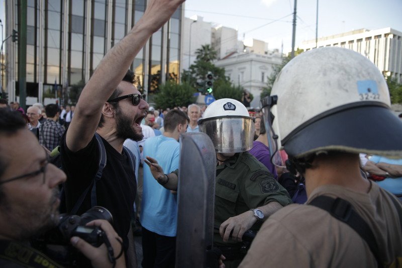 Ηχηρό μήνυμα από τους «Μένουμε Ευρώπη» - Πάνω από 10.000 στο Σύνταγμα [εικόνες] | iefimerida.gr 11