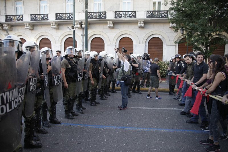 Ηχηρό μήνυμα από τους «Μένουμε Ευρώπη» - Πάνω από 10.000 στο Σύνταγμα [εικόνες] | iefimerida.gr 12