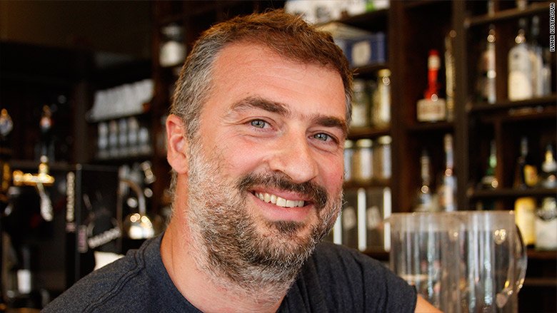 Το CNN πήγε και στις δύο διαδηλώσεις στο Σύνταγμα: «Τελικά είναι υπέρ ή κατά της Ευρώπης;» [εικόνες] | iefimerida.gr 3